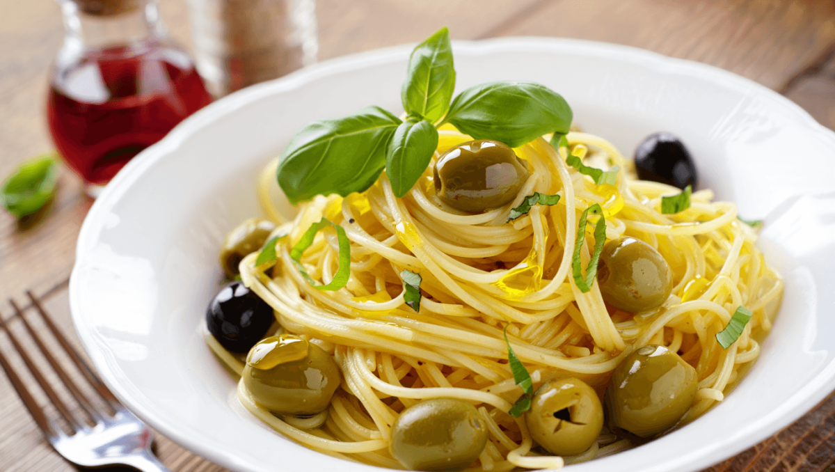 Pâtes aux olives du fond de placard : la recette TikTok à tester d’urgence pour un dîner rapide