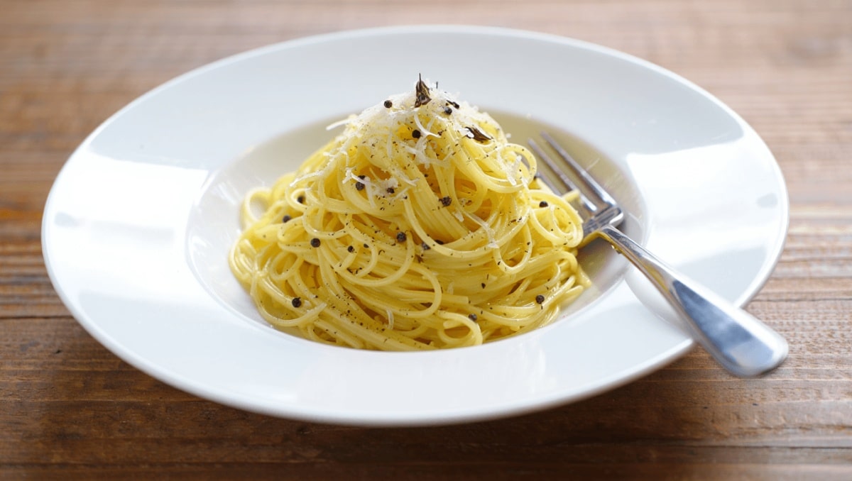 
			Spaghetti cacio e pepe : la vraie recette romaine (sans crème, sans compromis)		