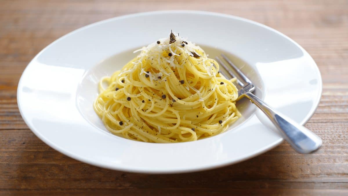 Spaghetti cacio e pepe : la vraie recette romaine (sans crème, sans compromis)