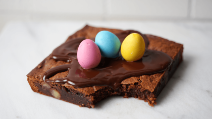 Restes de Pâques : le brownie parfait pour recycler les petits œufs en chocolat enrobés