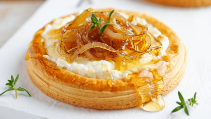 Tarte chèvre miel et oignons caramélisés : la recette parfaite pour un repas du soir rapide