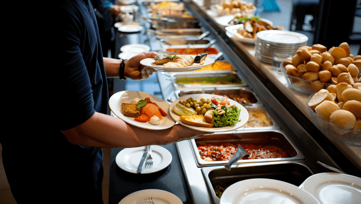 La technique "des 3 assiettes" dans les buffets à volonté : la méthode efficace pour vraiment faire des économies