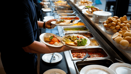 La technique "des 3 assiettes" dans les buffets à volonté : la méthode efficace pour vraiment faire des économies
