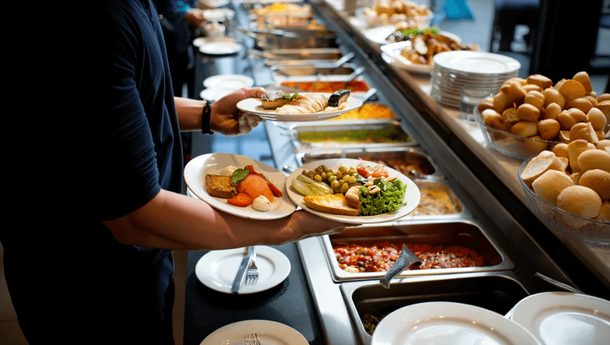 La technique "des 3 assiettes" dans les buffets à volonté : la méthode efficace pour vraiment faire des économies