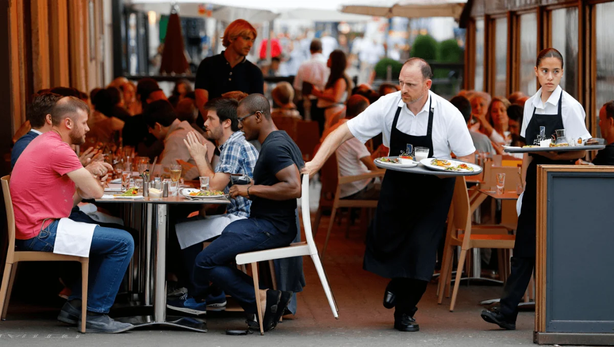 "C'est gênant et franchement pénible" : cette habitude des clients en terrasse exaspère plus que tout les restaurateurs