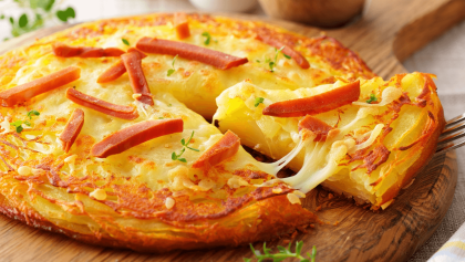 Cette galette de pommes de terre fourrée au jambon et au fromage se prépare en un clin d’œil