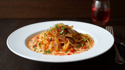 One-pan pasta aux oignons caramélisés : la recette virale qui pourrait bien devenir votre nouveau plat de pâtes préféré