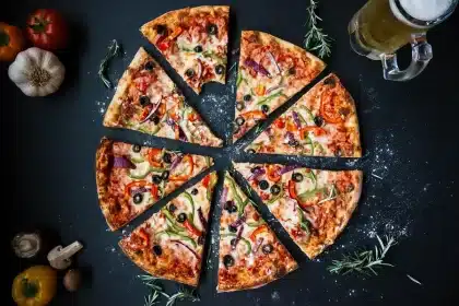 Gratin chaud sortant du four avec croûte de fromage doré et vapeur, prêt à servir