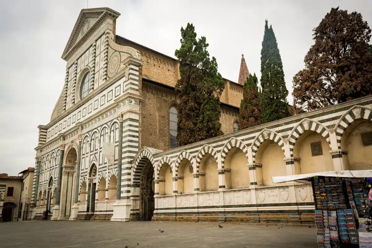 Visiteurs attendant à l'entrée d'un édifice historique sur une piazza florentine