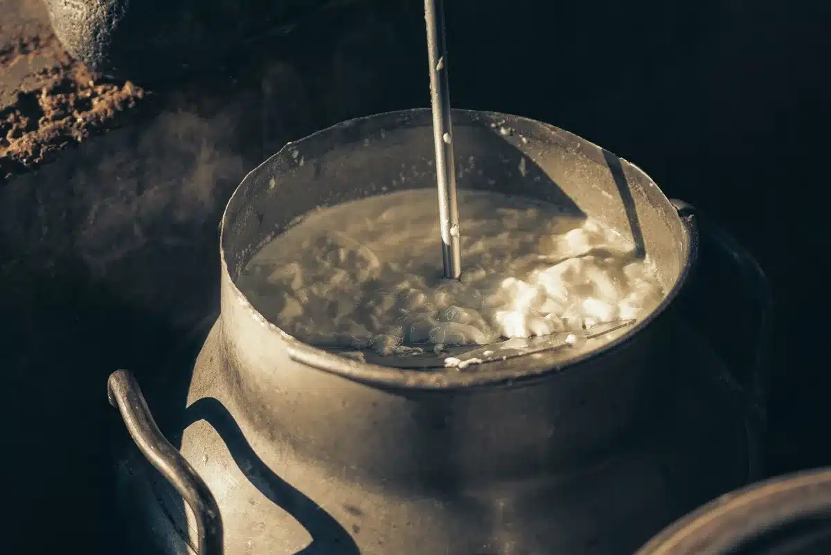 Processus de fabrication artisanale du beurre avec broyage manuel