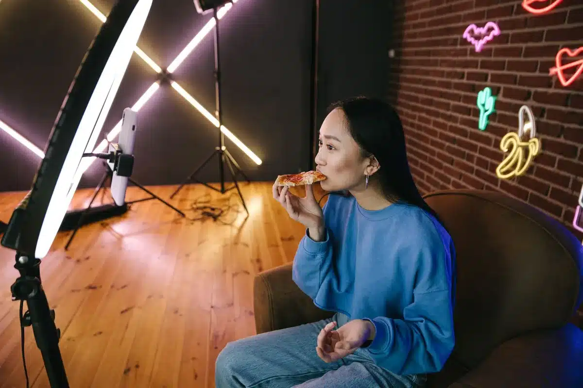 Vidéo de dégustation et unboxing de produits gourmands sur les réseaux sociaux