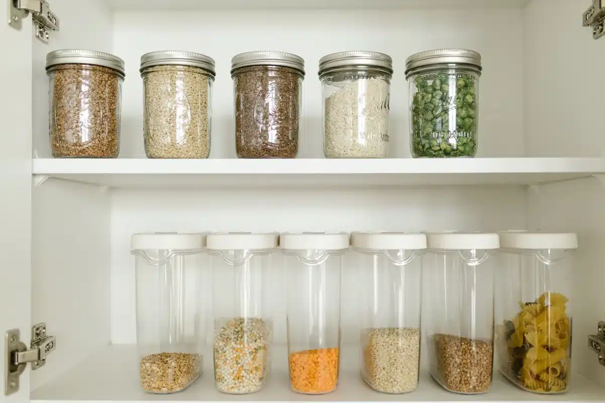Ingrédients de base en cuisine : huiles, épices, riz, pâtes et conserves