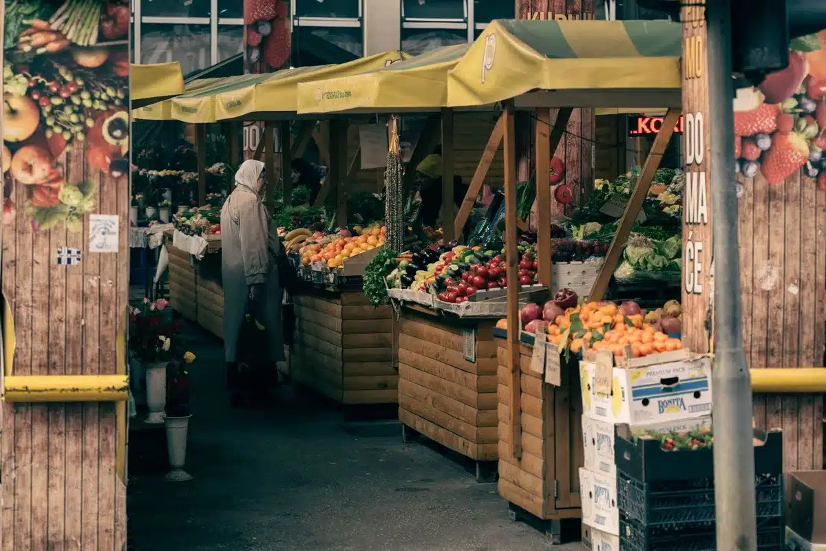 Légumes et fruits de saison : carottes, poireaux, tomates et courgettes