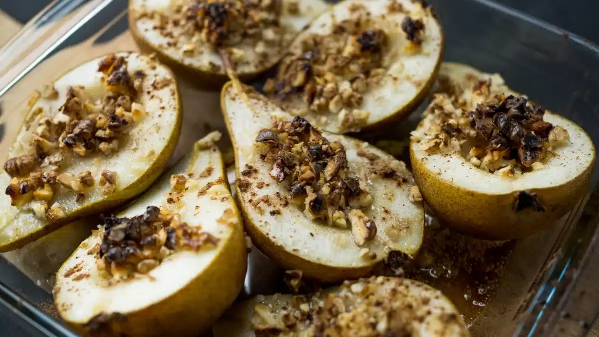 Pommes et poires fraîches avec garniture aux amandes pour un crumble