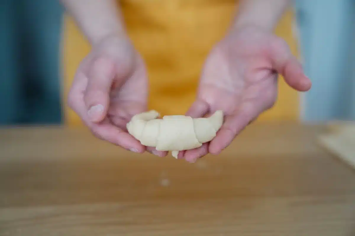 Mains préparant un croissant, étapes de la recette viral.