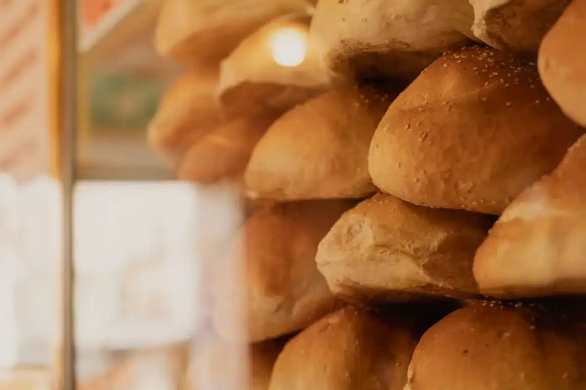 Brioche col tuppo sicilienne servie avec glace, tradition italienne.