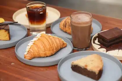 Croissant garni de glace en été, détail des gestes de préparation.