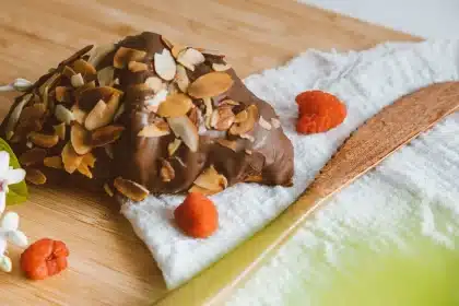 Framboises fraîches trempées dans du chocolat blanc fondu sur du papier cuisson