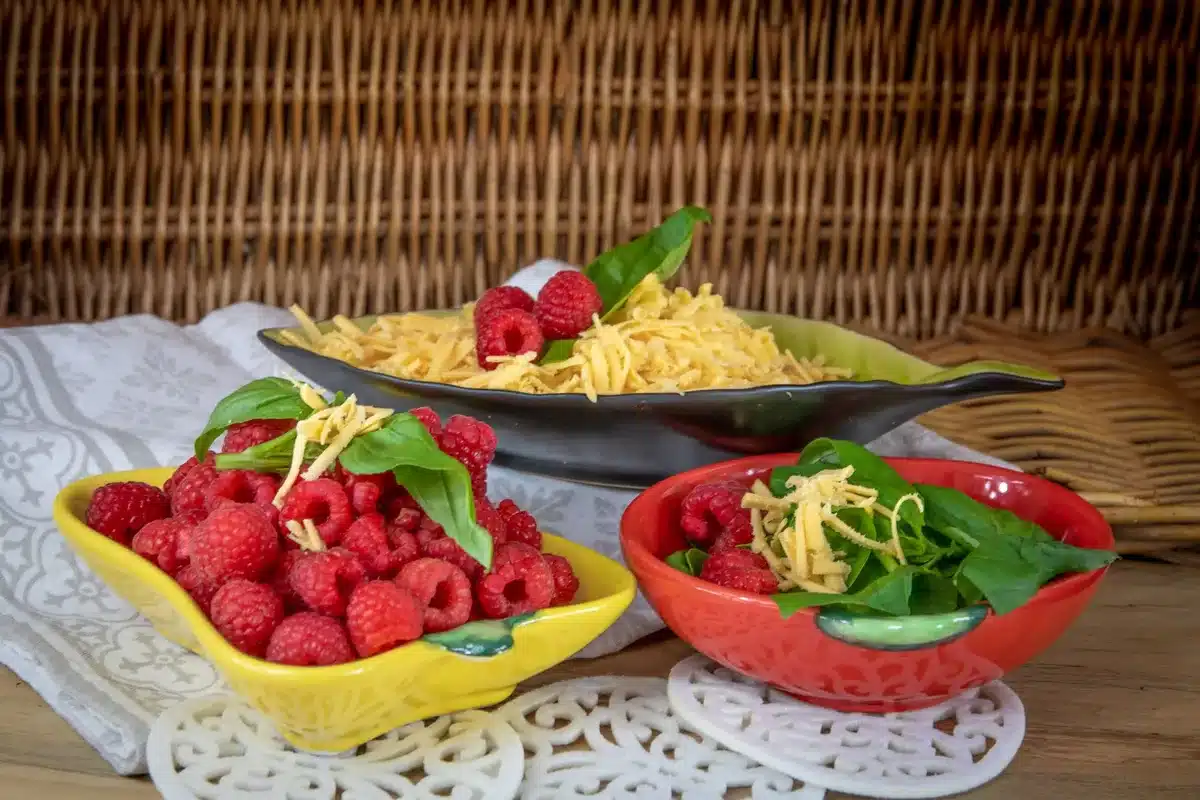 Ingrédients pour les galettes : courgettes râpées, œufs, farine et fromage dans un saladier