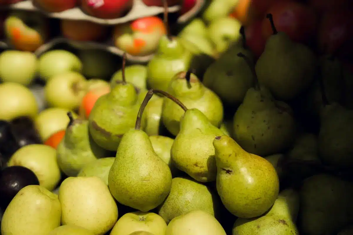 Pommes et poires fra&icirc;ches de saison sur un &eacute;tal de march&eacute;