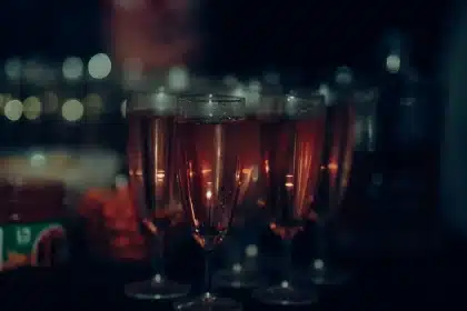 Verre de Lambrusco pétillant rouge servi frais aux côtés de charcuterie et fromage sur table rustique italienne