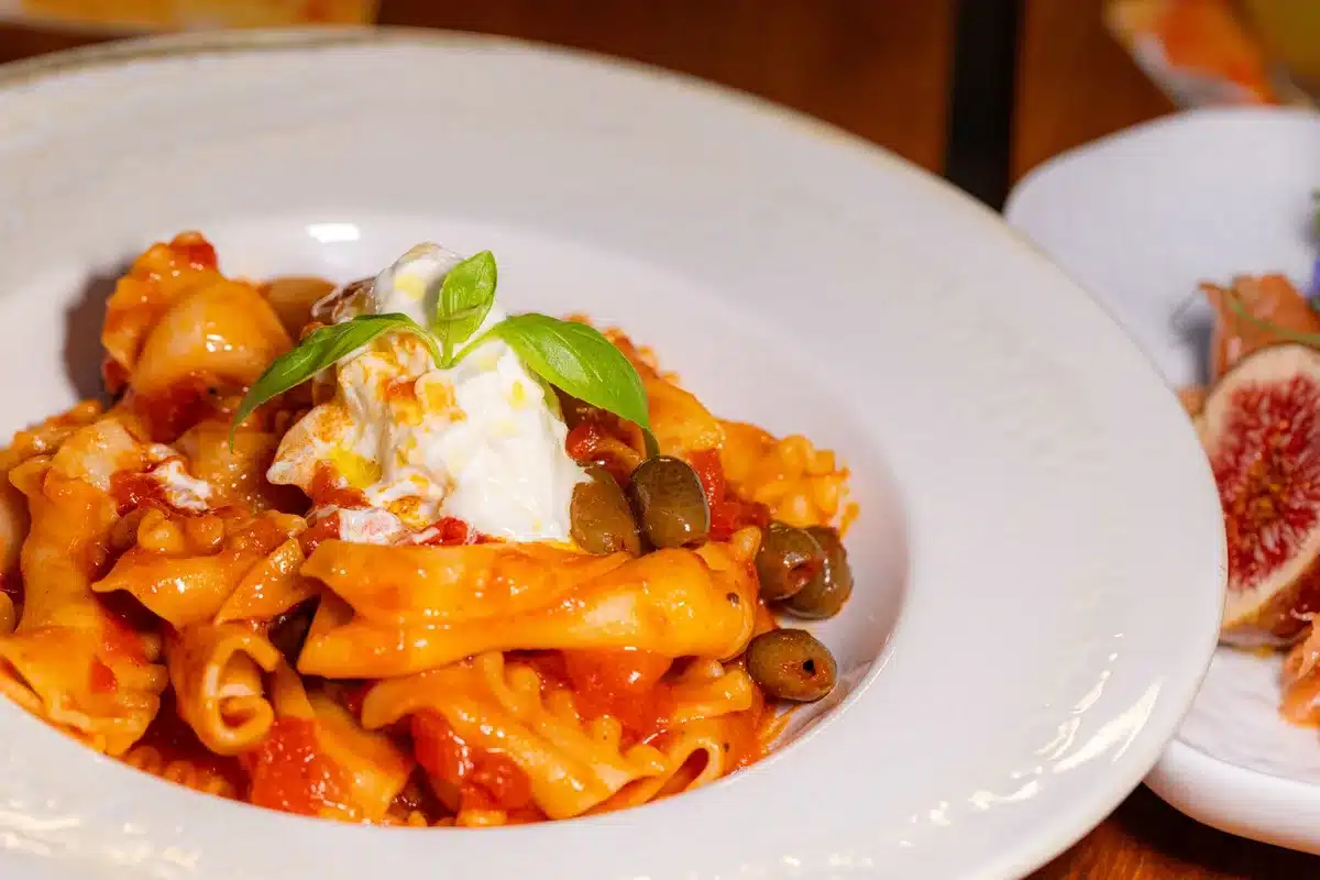 Variété de fromages frais: burrata, ricotta et chèvre pour garnir une lasagne