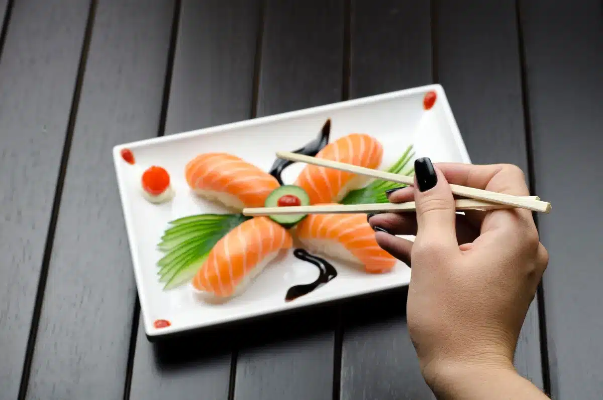 Préparation de sushis et makis servis directement à table sans libre-service