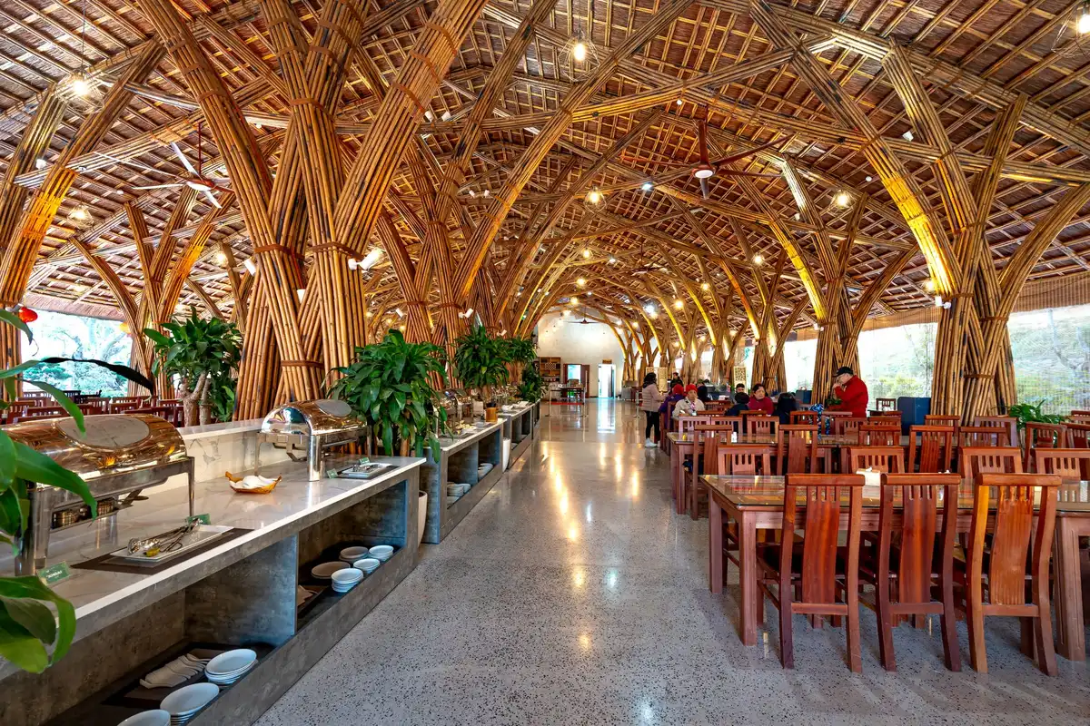 Restaurant moderne avec ambiance conviviale axée sur la cuisine responsable
