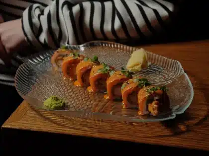 Assiette de sushis et makis servie directement à table dans un restaurant japonais