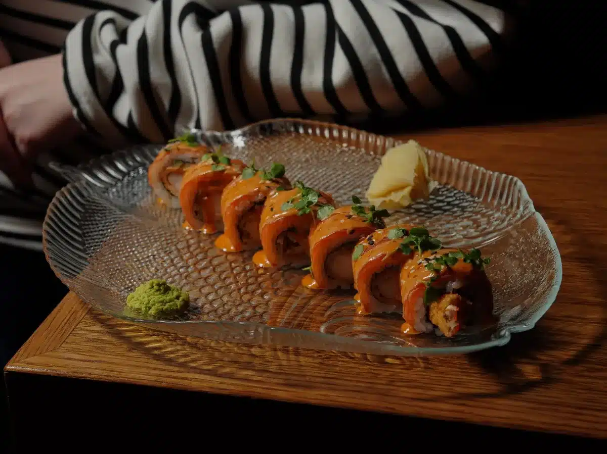 Assiette de sushis et makis servie directement à table dans un restaurant japonais