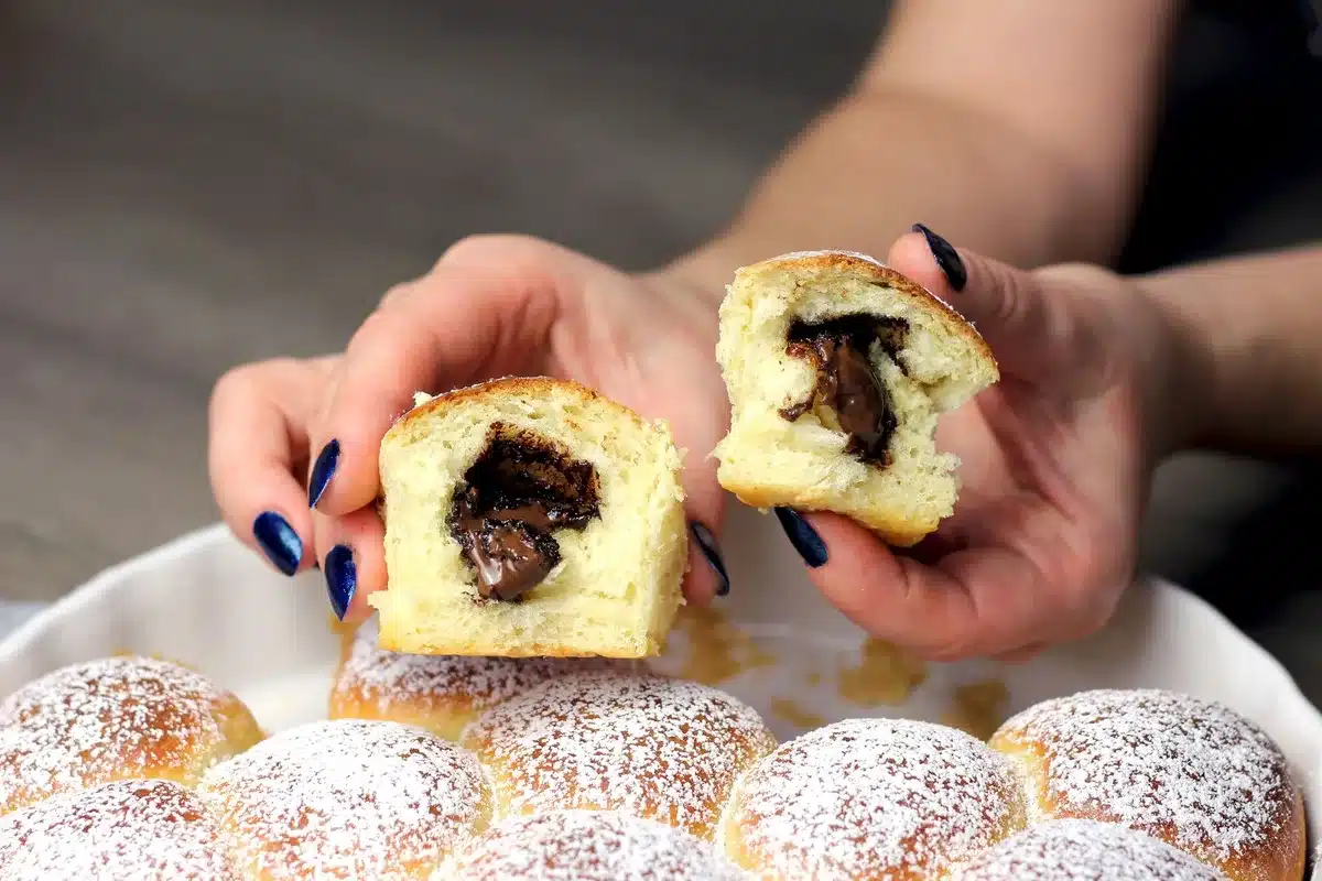 Mini brioches chocolat&eacute;es dor&eacute;es &agrave; la sortie du four, moelleuses et gonfl&eacute;es