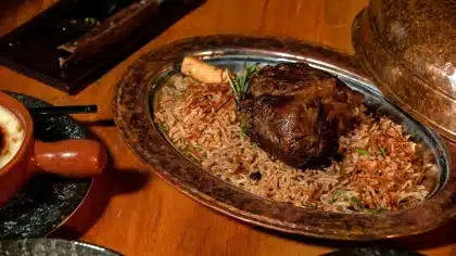 Pot de braisé de jarret de veau avec sauce riche et gremolata verte