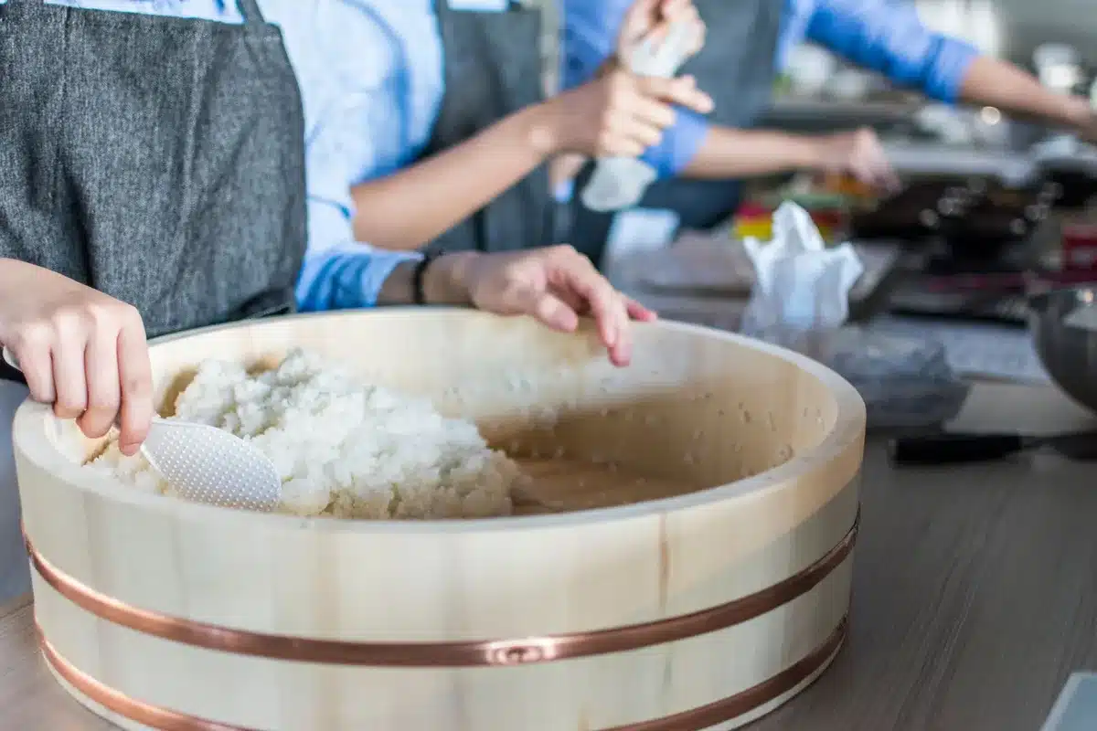 Cuisson du riz &agrave; sushi avec vinaigre pour assaisonner la base