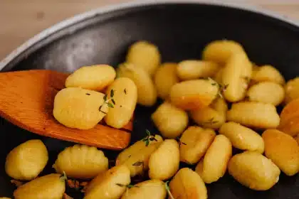 Croquettes de pommes de terre dorées qui cuisent à la poêle avec un filet d'huile