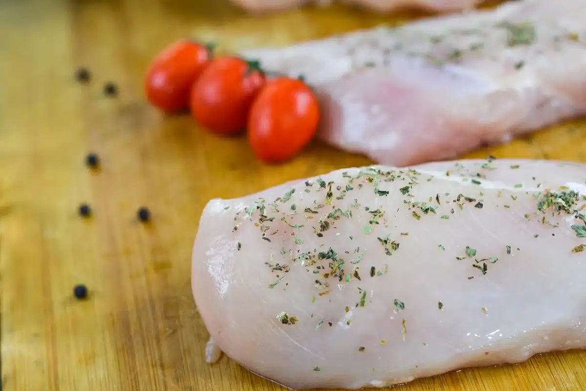 Ingrédients préparés: poulet, poivrons colorés, tomates et oignon