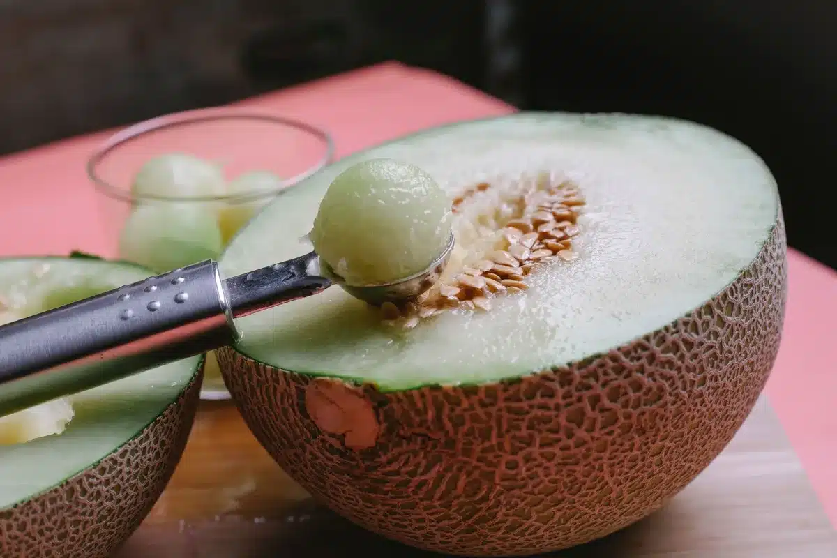 Préparation des étapes : fruit évidé, congélation et grattage avec une cuillère