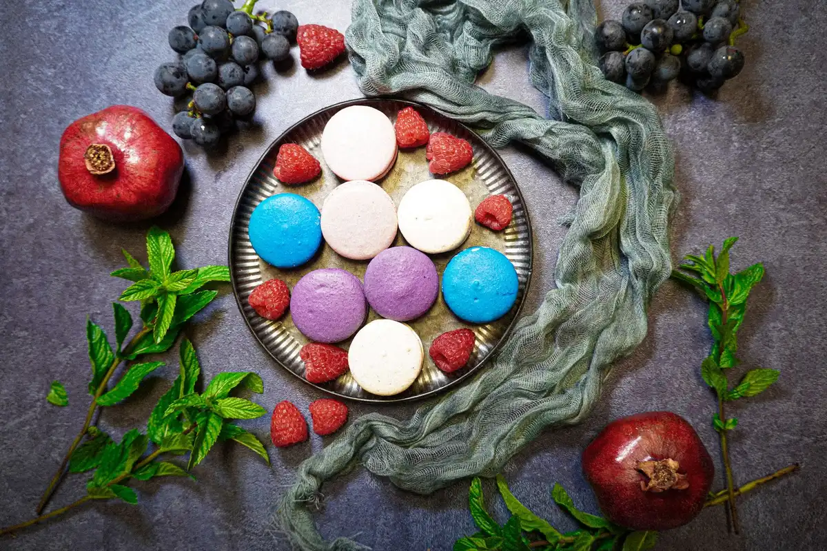 Dessert estival coloré et frais présenté de manière esthétique sur les réseaux