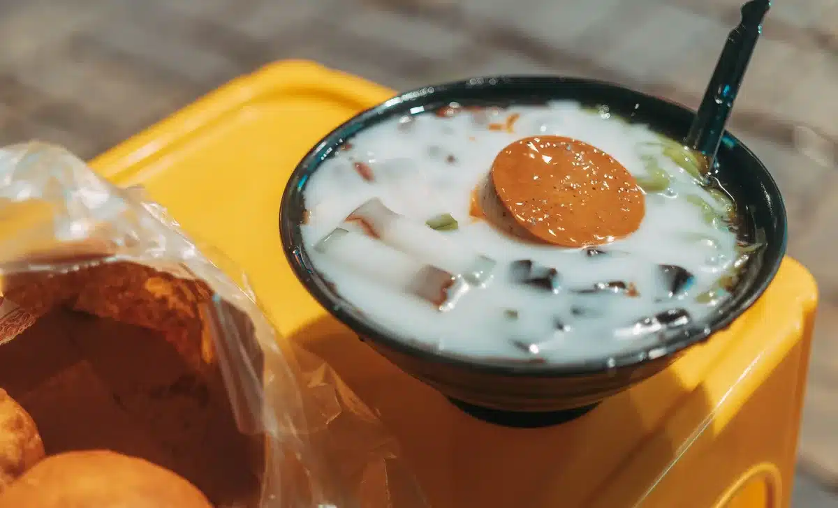 Fruit glacé râpé avec du lait en texture crémeuse sur une assiette
