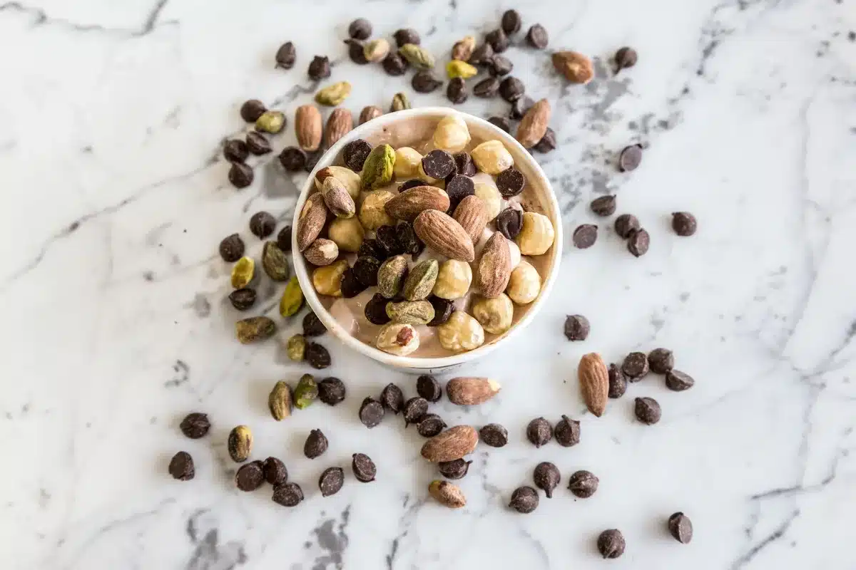 Ingrédients pour la recette : pâte de pistache, chocolat, noisettes et biscuits roulés