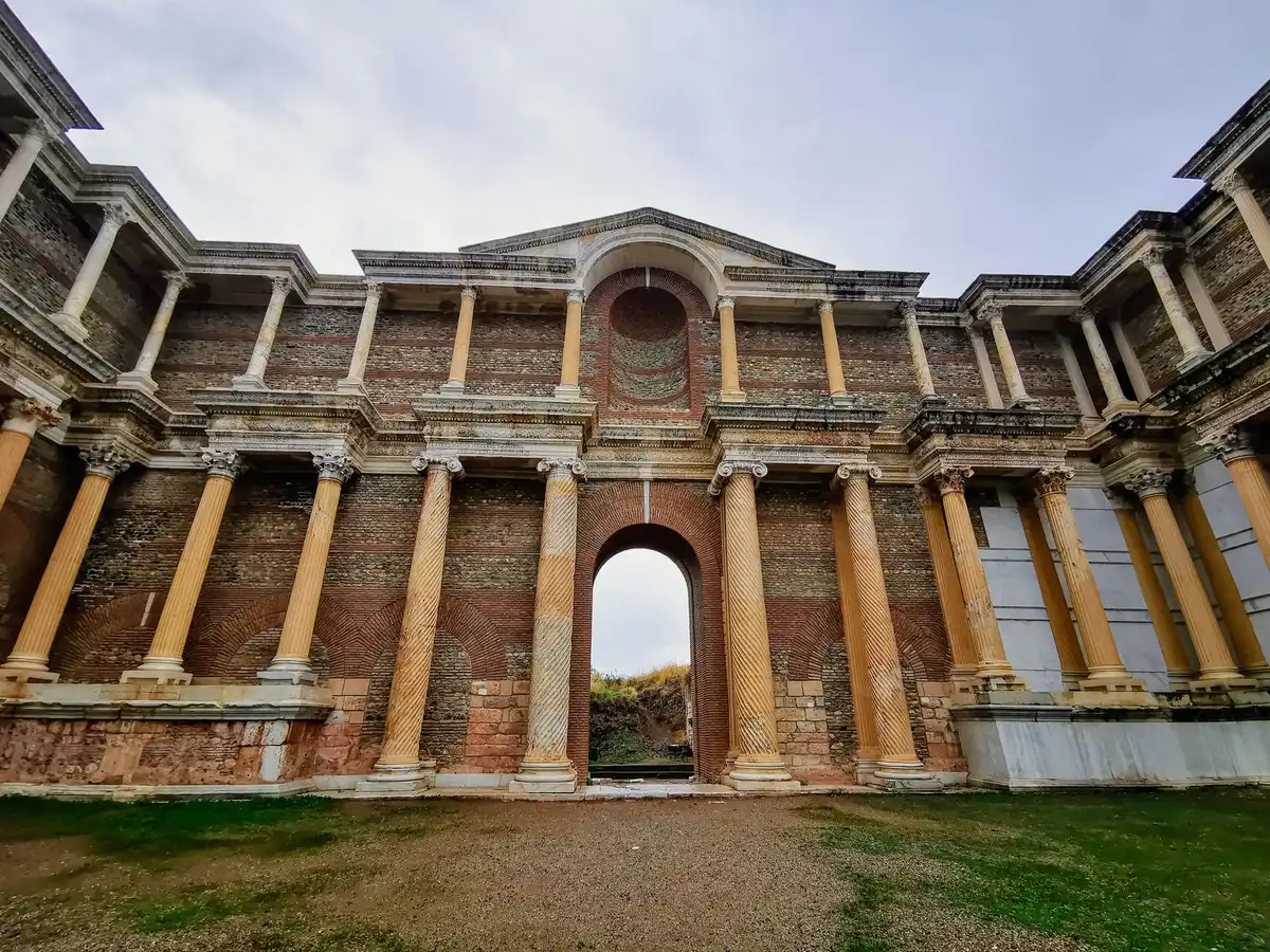 Vestiges de palais impériaux romains avec colonnes et structures architecturales anciennes