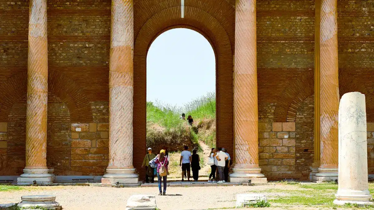 Visiteurs explorant les ruines antiques d'un site archéologique romain