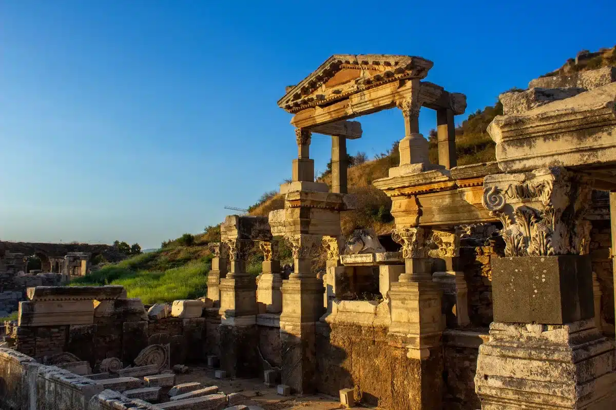 Ruines antiques romaines sur une colline, colonnes et pierres usées à la lumière du jour