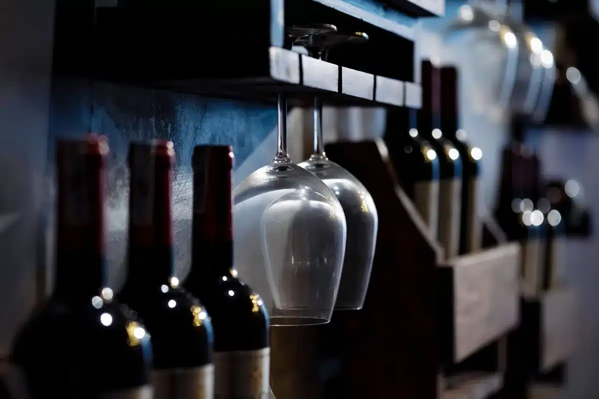 Dégustation de vins rouges toscans dans une cave ou lors d'une manifestation