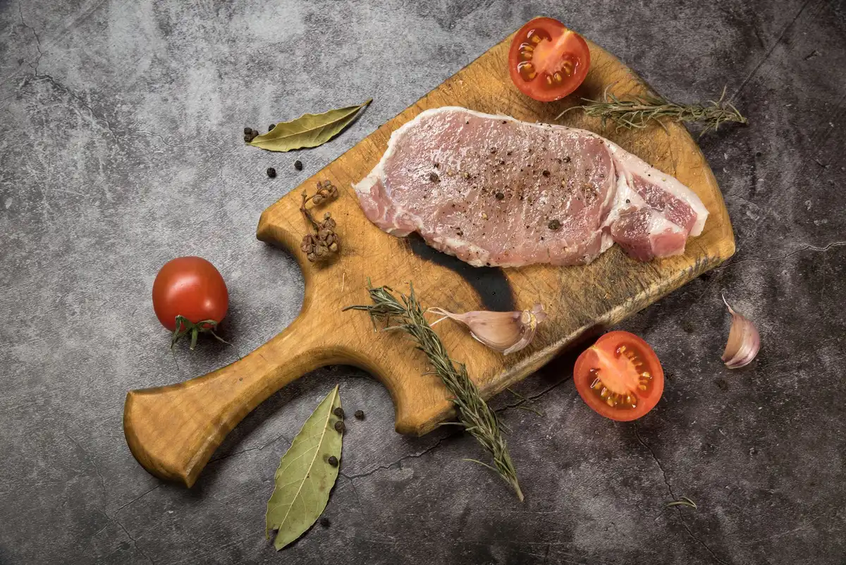 Jarret de porc en marinade avec herbes aromatiques et épices