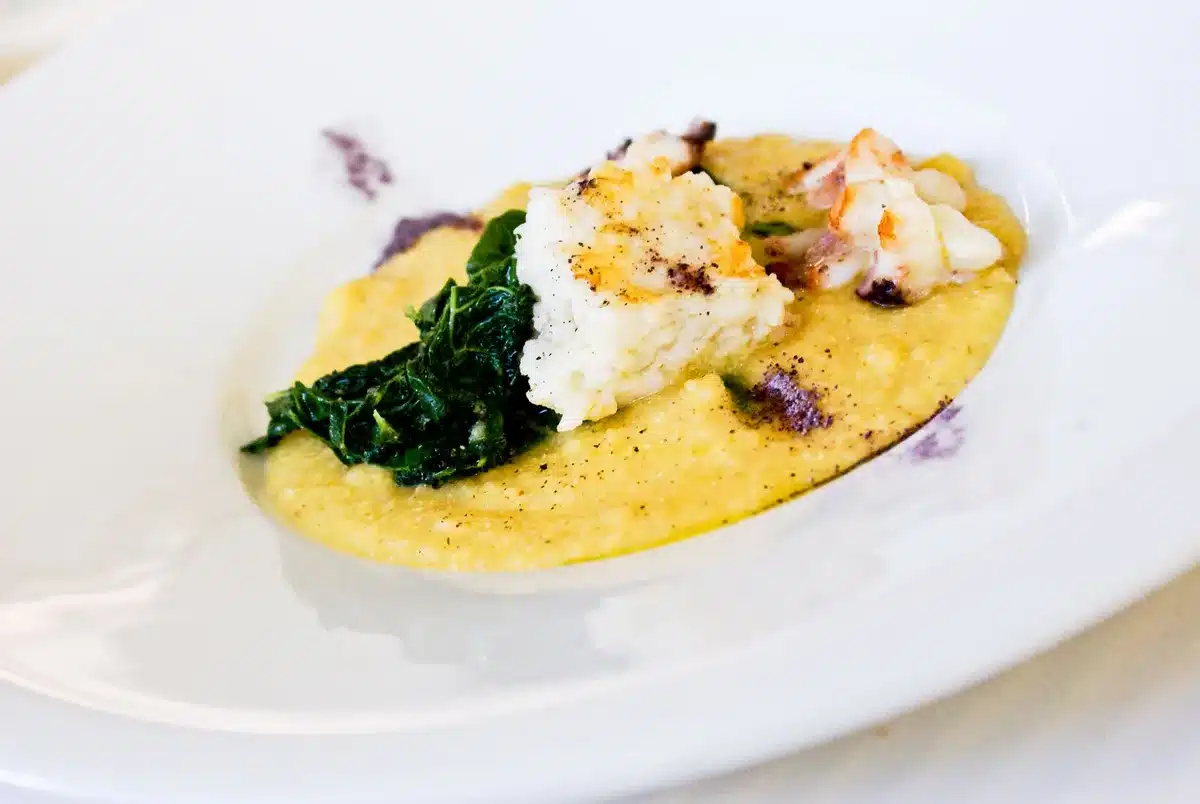 Polenta crémeuse servie en accompagnement d'un plat de viande