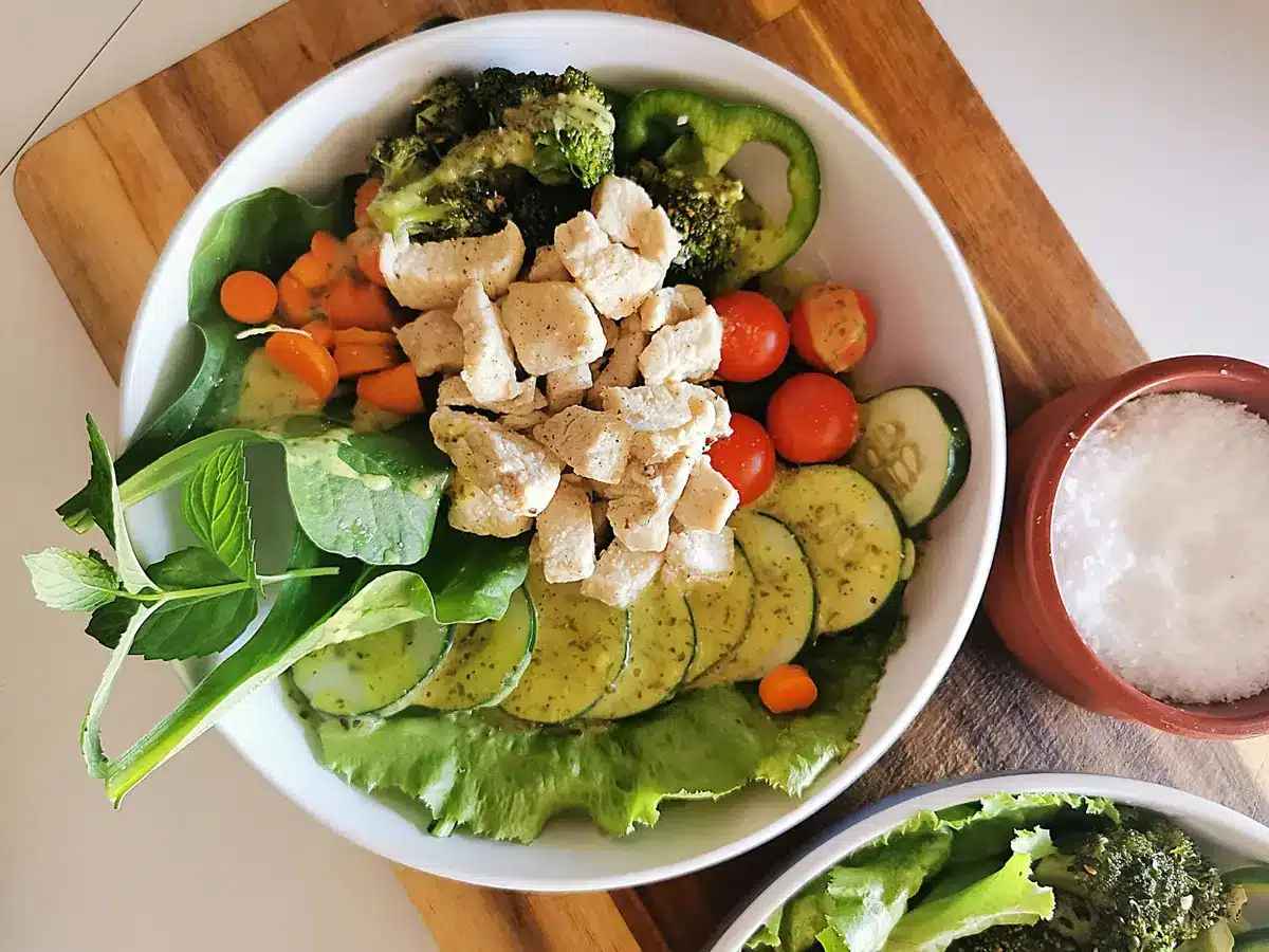 Assiette équilibrée avec légumes, protéines et céréales complètes