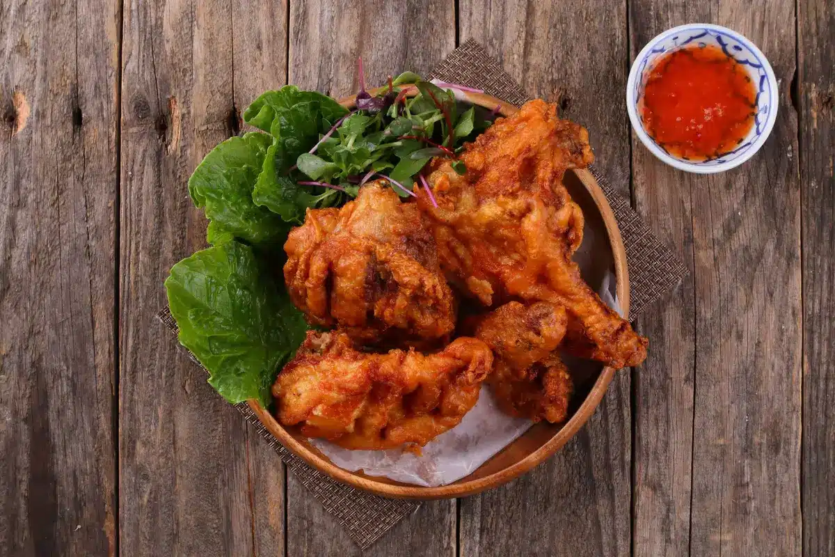 Bol de riz avec poulet pané croustillant et sauces généreuses