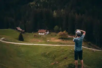 Randonneurs en silhouette sur une crête des Apennins avec forêts et villages en contrebas