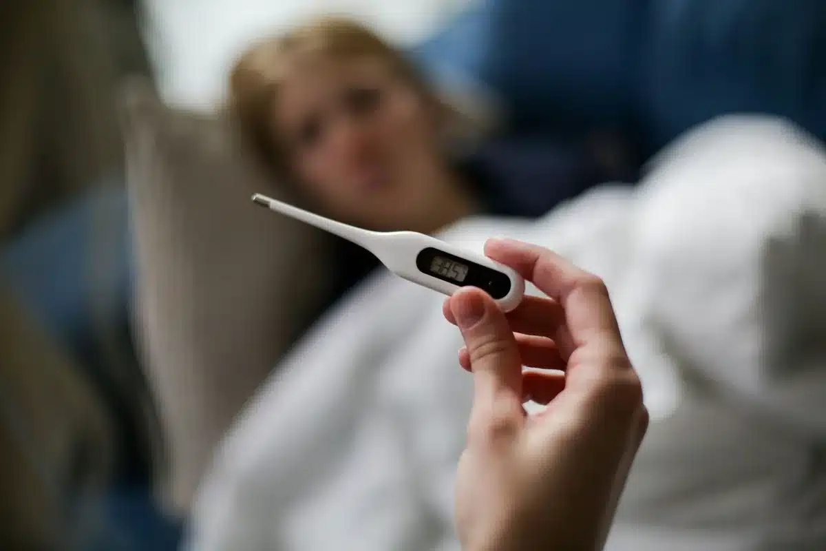 Thermomètre de congélateur indiquant -18 °C posé près d'un congélateur