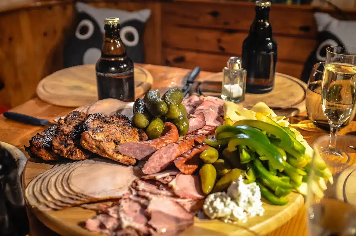 Dégustation d'accords mets et bières : verres avec fromages et charcuterie italienne